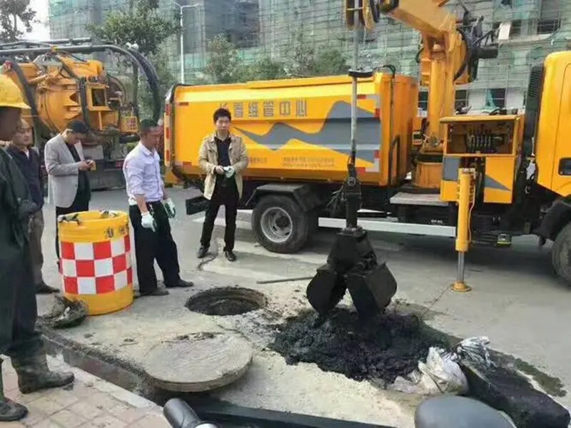 札达街道：网格员化身“清道夫”，为民解忧疏通“堵心”化粪池