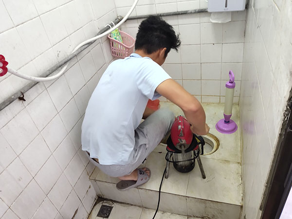 札达肥皂掉到马桶里把马桶堵住了怎么办？马桶堵住了怎么办